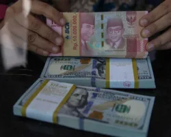 Rupiah Dibuka Melemah ke Rp17.813 per Dolar AS, IHSG Malah Menguat