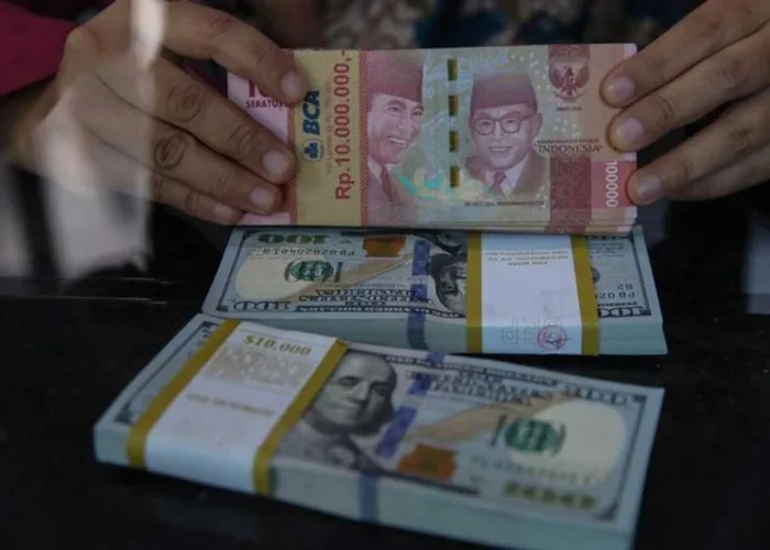 Rupiah Dibuka Melemah ke Rp17.813 per Dolar AS, IHSG Malah Menguat
