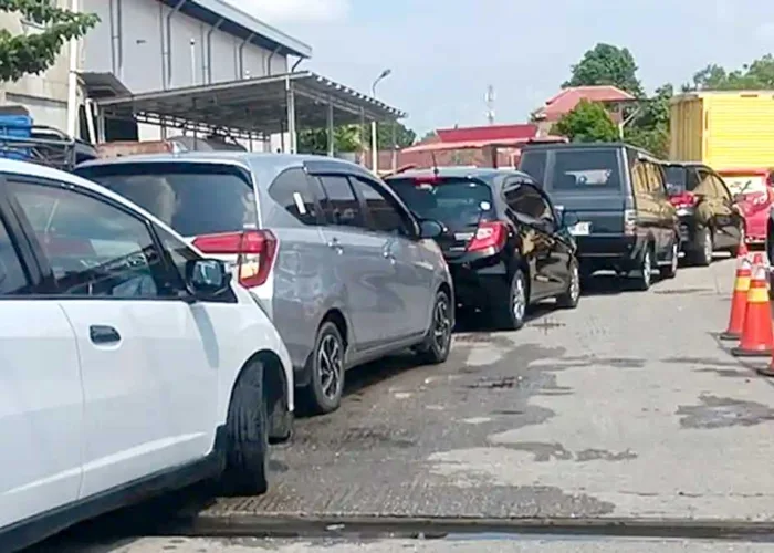 Antrean BBM di Sumatera Terungkap, Masalah Utamanya Bukan Stok Pertamina