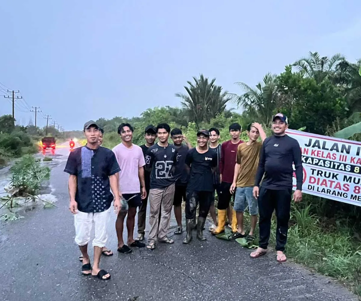 Jalan Sungai Rawa Siak Rusak Parah, Warga Minta Bupati Afni Hentikan Truk ODOL PT EPE
