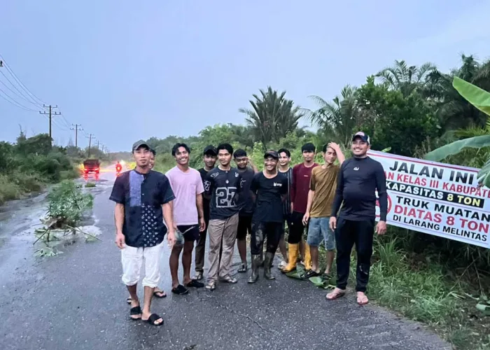Jalan Sungai Rawa Siak Rusak Parah, Warga Minta Bupati Afni Hentikan Truk ODOL PT EPE