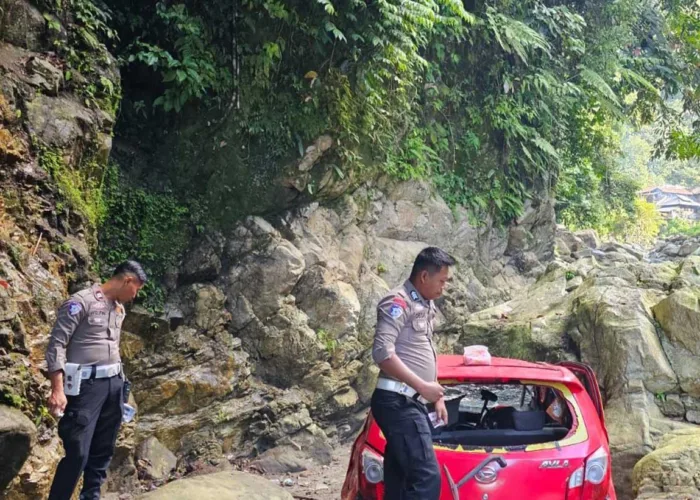 Mobil Ayla Masuk Jurang 50 Meter di Padang Pariaman, Bayi 4 Bulan Meninggal Dunia