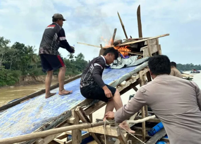 Polisi Musnahkan Peralatan PETI di Sungai Kuantan, Aktivitas Penambang Ilegal Terus Diburu