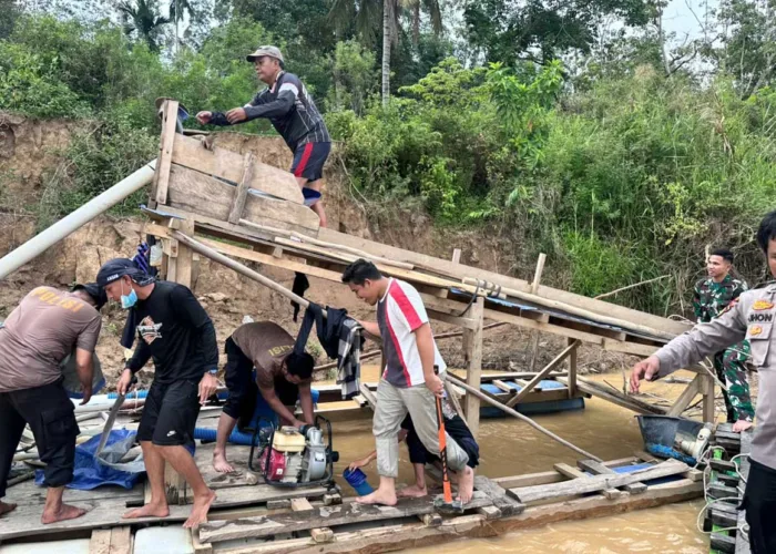 Polisi Musnahkan 48 Rakit PETI di Sungai Kuantan, Penambang Kabur Saat Razia