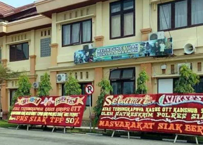 Puluhan Papan Bunga Banjiri Polres Siak, Bentuk Dukungan Publik Terhadap OTT Kadishub