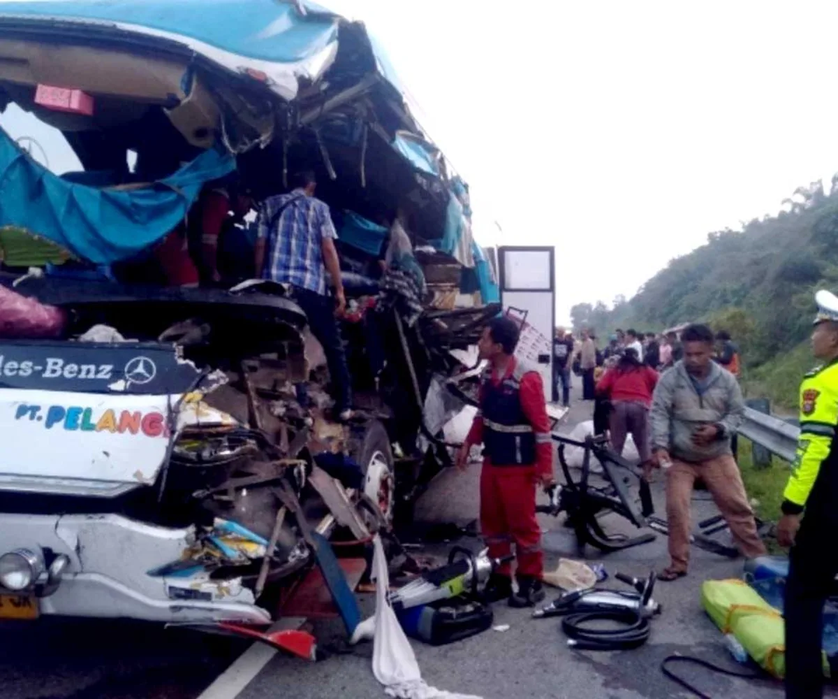 Diduga Microsleep, Bus Pelangi Tabrak Truk di Tol Pekanbaru-Dumai, 2 Tewas dan 16 Luka