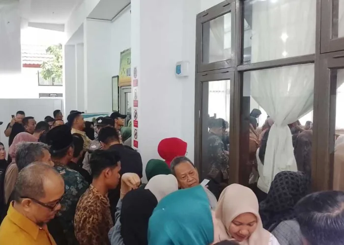 Massa Padati Sidang Vonis Abdul Wahid, Pengunjung Saling Dorong Masuk Ruang Sidang