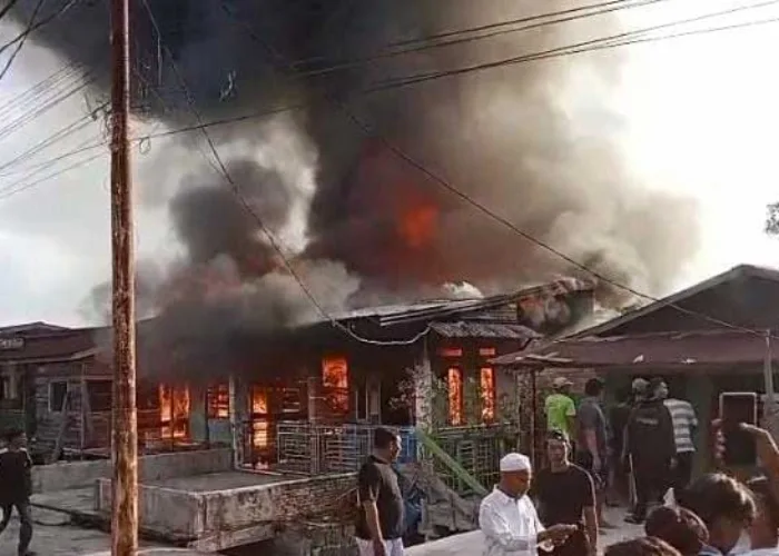 Diduga Akibat Konsleting Listrik, 4 Rumah Terbakar di Panipahan Rohil, Kerugian Capai Rp500 Juta