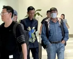 Bupati Kuansing Suhardiman Amby dan Sekda Zulkarnaen Serahkan Diri ke KPK Usai OTT Dugaan Suap Jabatan