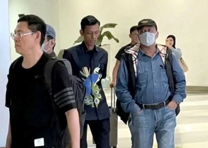 Bupati Kuansing Suhardiman Amby dan Sekda Zulkarnaen Serahkan Diri ke KPK Usai OTT Dugaan Suap Jabatan