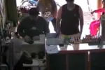 CCTV Bongkar Modus Diduga WNA Kuras Uang Kasir di Padang Pariaman Sumbar, Korban Tak Berkutik
