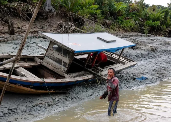 Puting Beliung Hancurkan Dua Boat Nelayan di Pulau Halang Rohil, Kerugian Ratusan Juta
