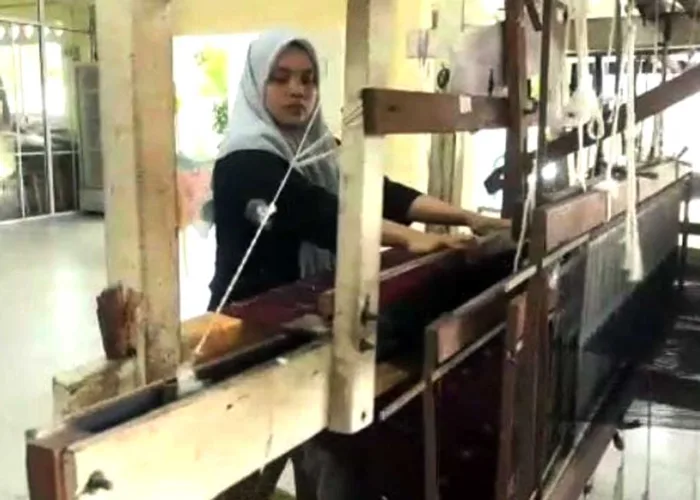 Songket Pekanbaru Tembus Malaysia, Krisis Penenun Jadi Ancaman di Balik Kesuksesan