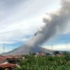 Gunung Sinabung Kembali Erupsi, Abu Vulkanik Membubung 3.500 Meter