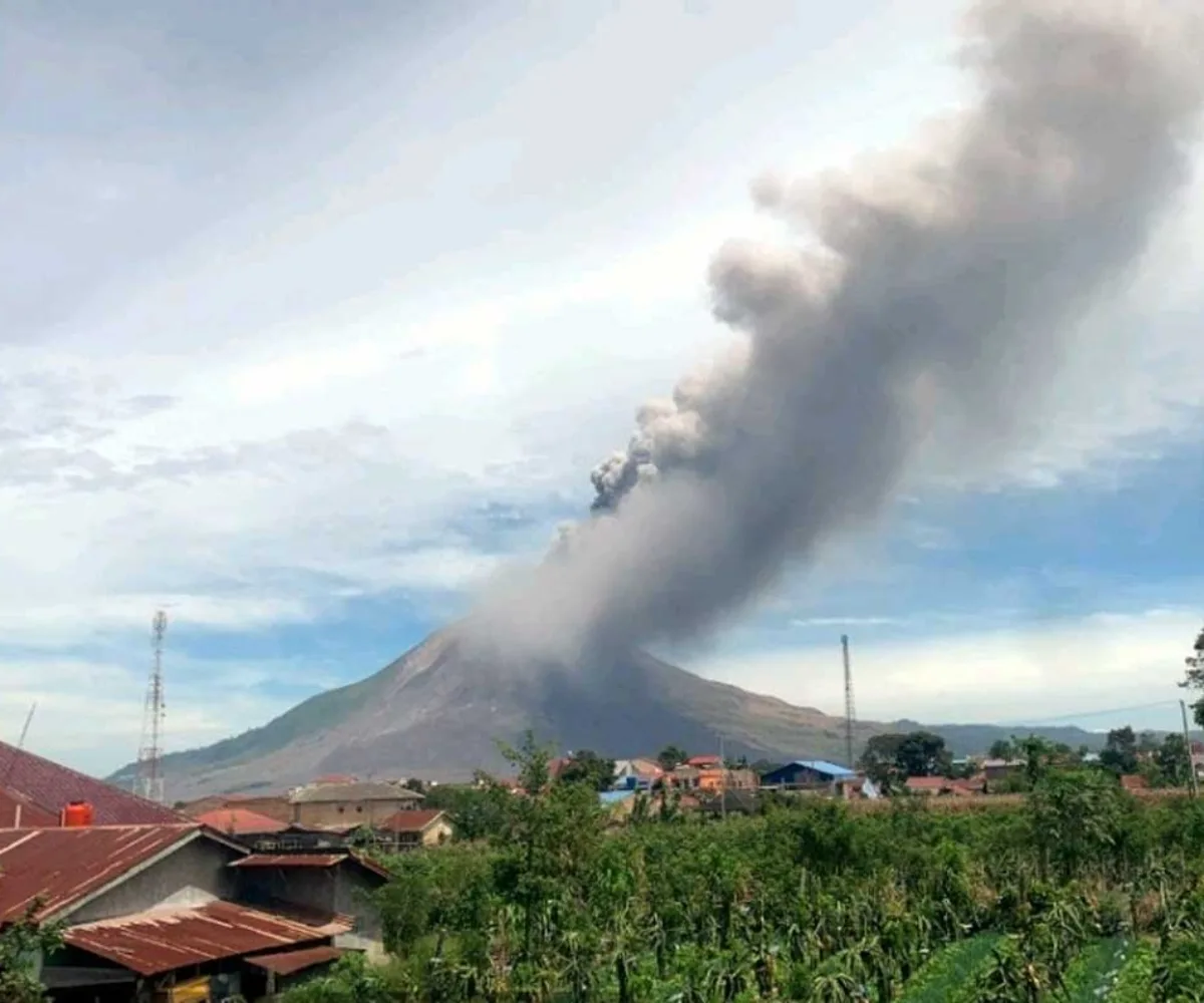 Gunung Sinabung Kembali Erupsi, Abu Vulkanik Membubung 3.500 Meter