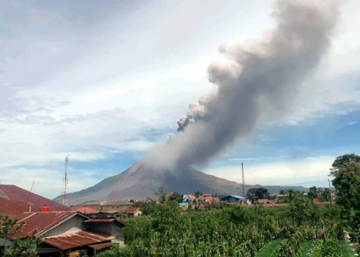 Gunung Sinabung Kembali Erupsi, Abu Vulkanik Membubung 3.500 Meter