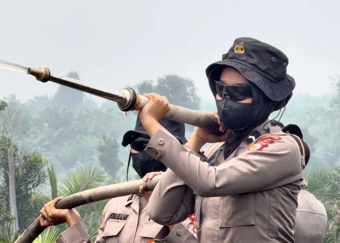 Dari Kobaran Api Sampai Trauma Warga, Polwan Riau Hadir di Tengah Karhutla