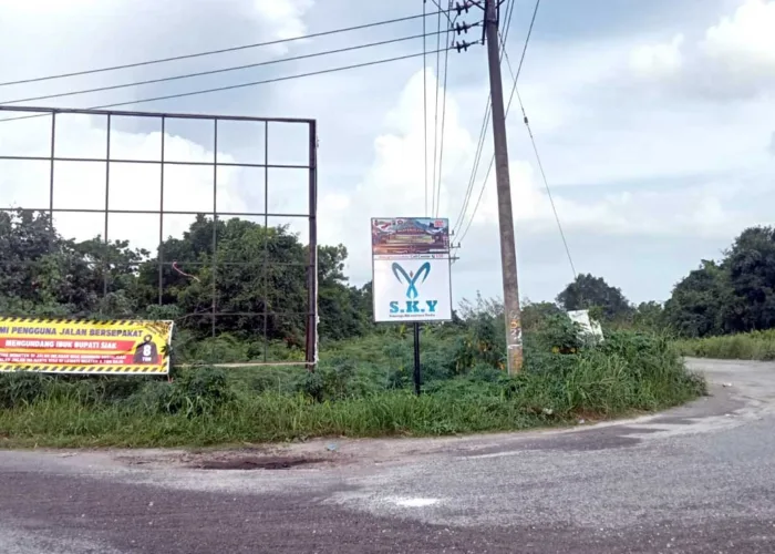 Spanduk Ajak Bupati Ngonten Menyebar, Warga Siak Suarakan Kerusakan Jalan
