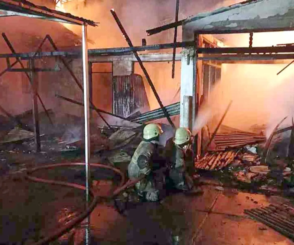 Rumah Dua Lantai Terbakar di Pekanbaru, 7 Mobil Pemadam Dikerahkan