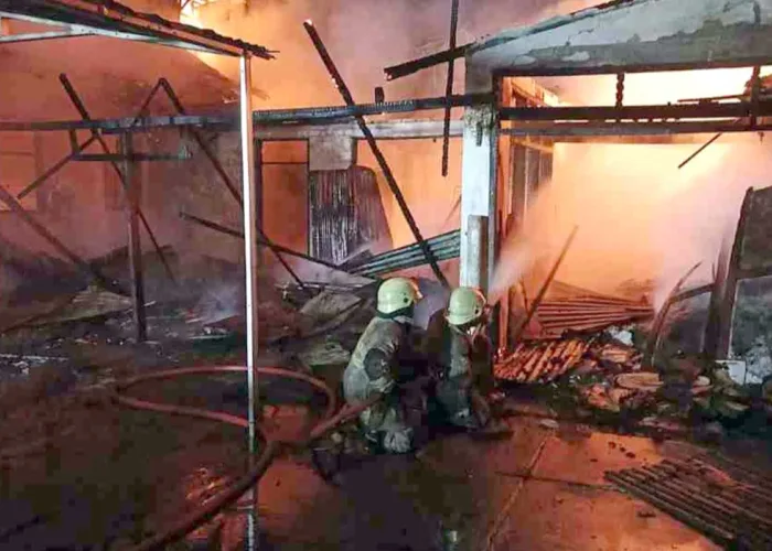 Rumah Dua Lantai Terbakar di Pekanbaru, 7 Mobil Pemadam Dikerahkan