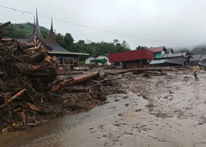Galodo Terjang Arosuka Solok, 4 Warga Luka dan 11 Kantor Pemerintah Terdampak