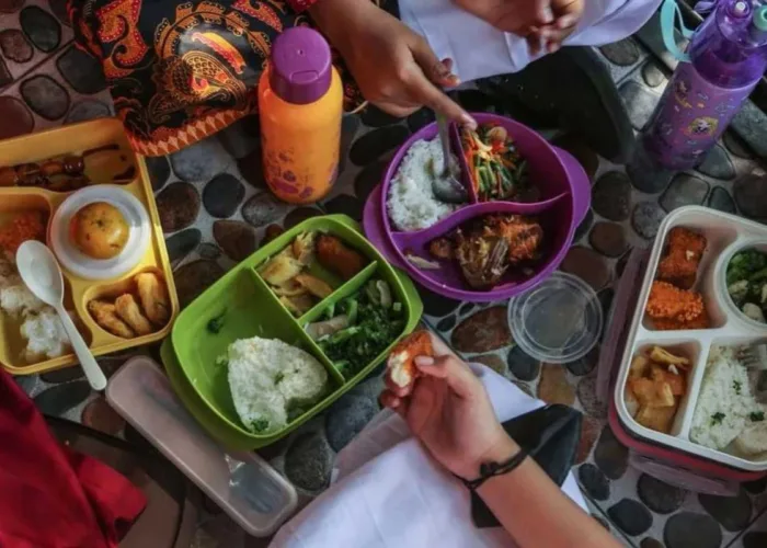 Pemko Pekanbaru Terapkan PJJ, Pelajar Tetap Saja Datang ke Sekolah Ambil MBG