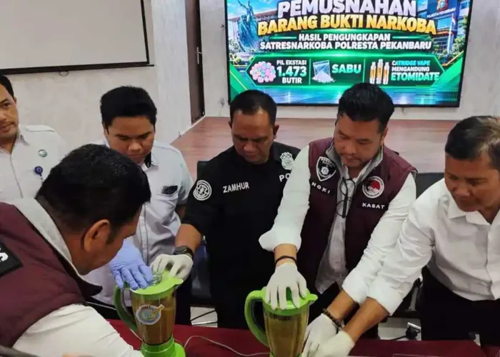 Polresta Pekanbaru Musnahkan 1.473 Pil Ekstasi dan 31 Cartridge Vape Berisi Etomidate