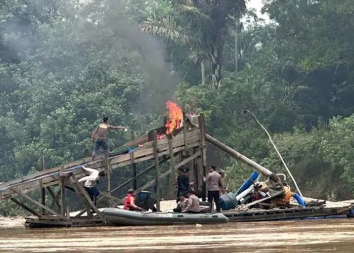 Tertibkan PETI di Cerenti Kuansing, 29 Rakit Dibakar dan Dihanyutkan