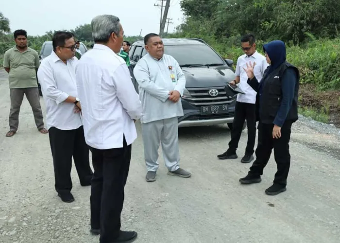 Jalan Sungai Rawa-Tanjung Buton Mulai Diperbaiki, Bupati Afni Dorong Jadi Jalan Nasional