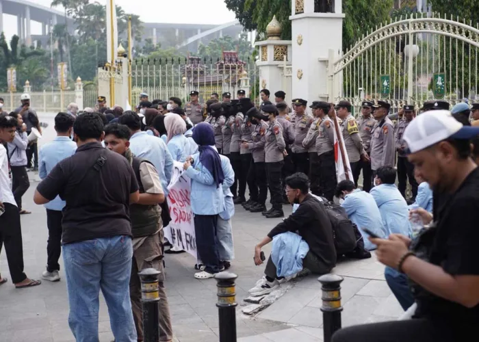Mahasiswa FKIP UNRI Geruduk Kantor Gubernur Riau, Desak Pemerintah Serius Tangani Karhutla