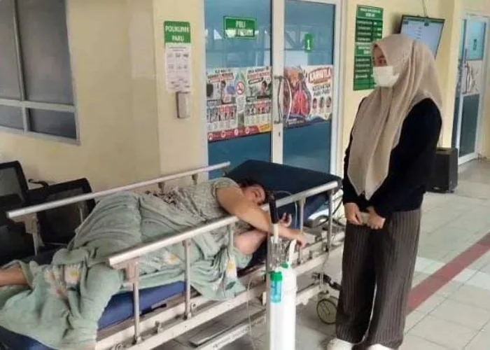 Ruang Rawat RSUD Arifin Achmad Penuh, 12 Pasien BPJS Harus Menunggu di Luar IGD