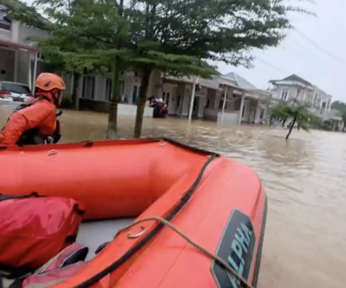 120 Rumah di Padang Terendam Banjir, 672 Warga Mengungsi, Lumpur dan Pasir Tutupi Rumah
