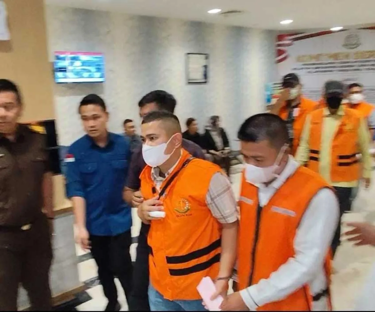 Air Mata Mengiringi Penahanan Tersangka Korupsi Dana PI, Kerugian Negara Ditaksir Rp64,22 Miliar