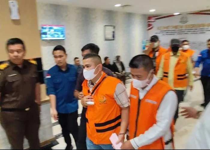 Air Mata Mengiringi Penahanan Tersangka Korupsi Dana PI, Kerugian Negara Ditaksir Rp64,22 Miliar